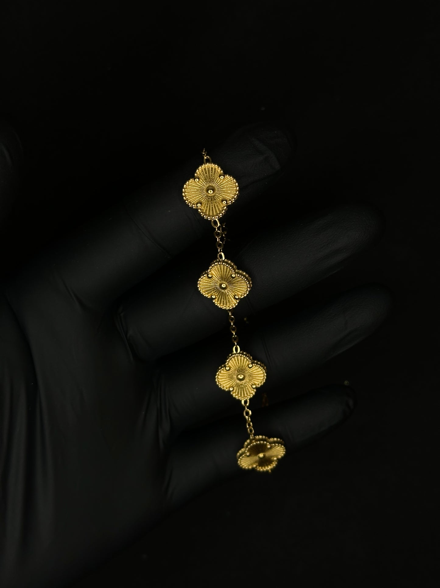 Gold Clover Bracelet - 1.5 cm Leaf