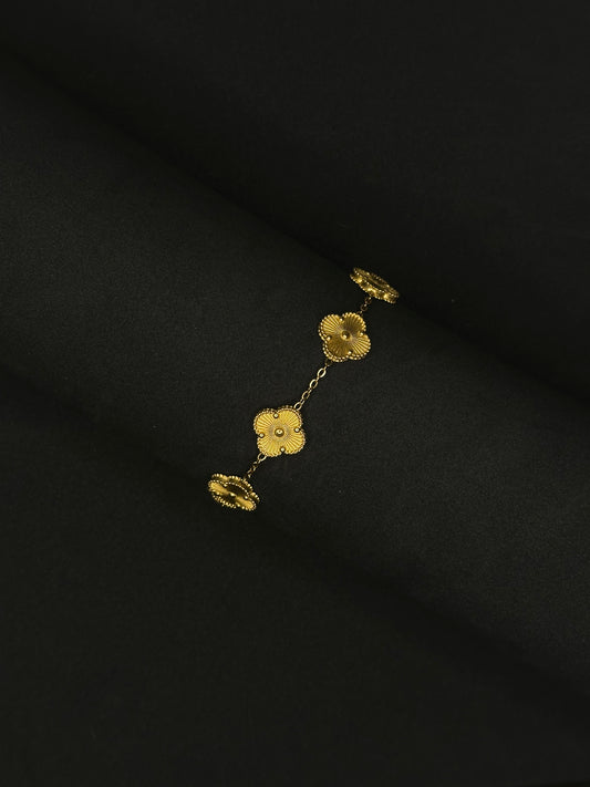 Gold Clover Bracelet - 1.5 cm Leaf