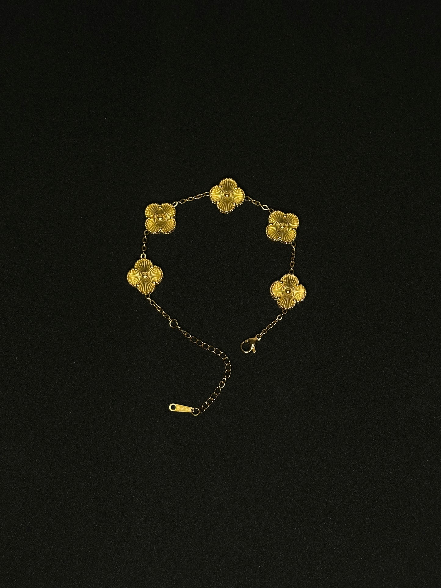 Gold Clover Bracelet - 1.5 cm Leaf